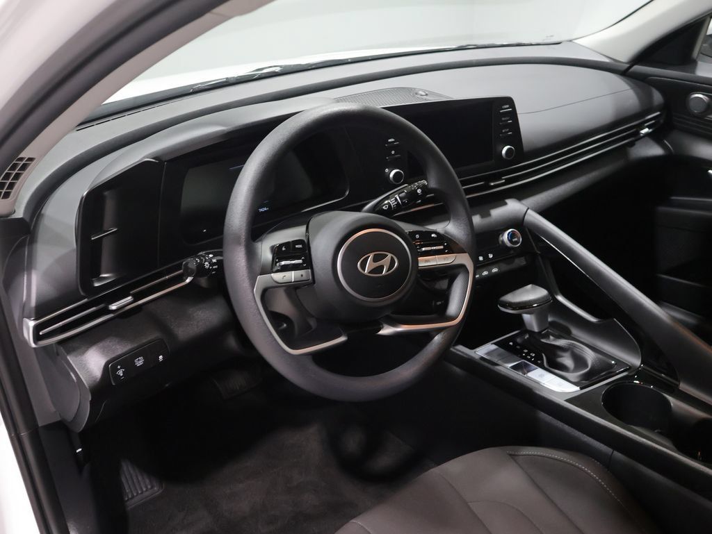 Used 2026 Hyundai Elantra Hybrid FWD image 16