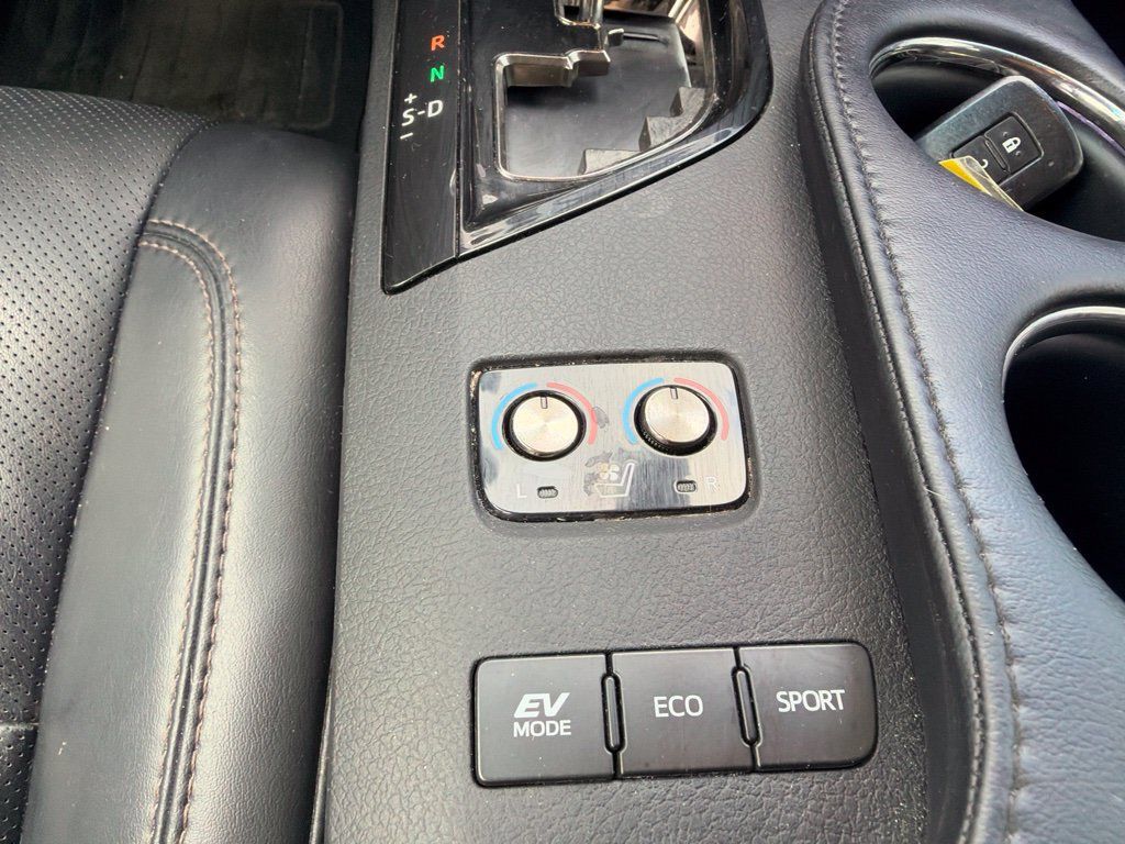 Used 2016 Toyota Avalon Limited w/ Protection Package FWD image 19