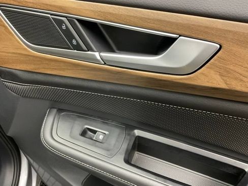 Used 2025 Volkswagen Atlas SE FWD image 25