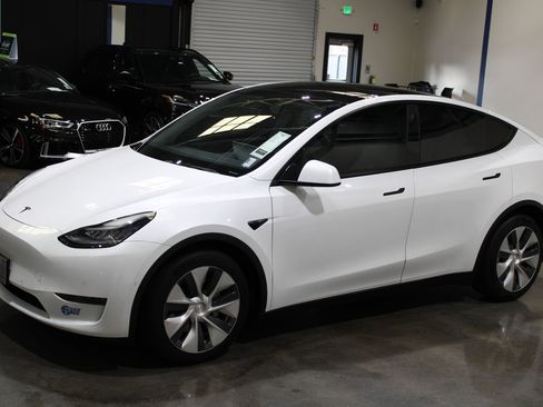 Used 2021 Tesla Model Y Long Range image 7