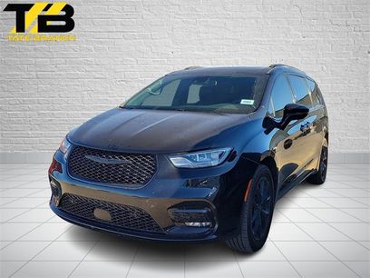 Used 2021 Chrysler Pacifica Limited w/ Uconnect Theater Family Group