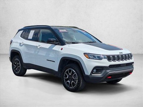 Used 2025 Jeep Compass Trailhawk AWD/4WD image 3