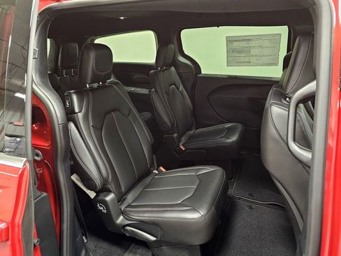 New 2026 Chrysler Pacifica Select FWD image 15