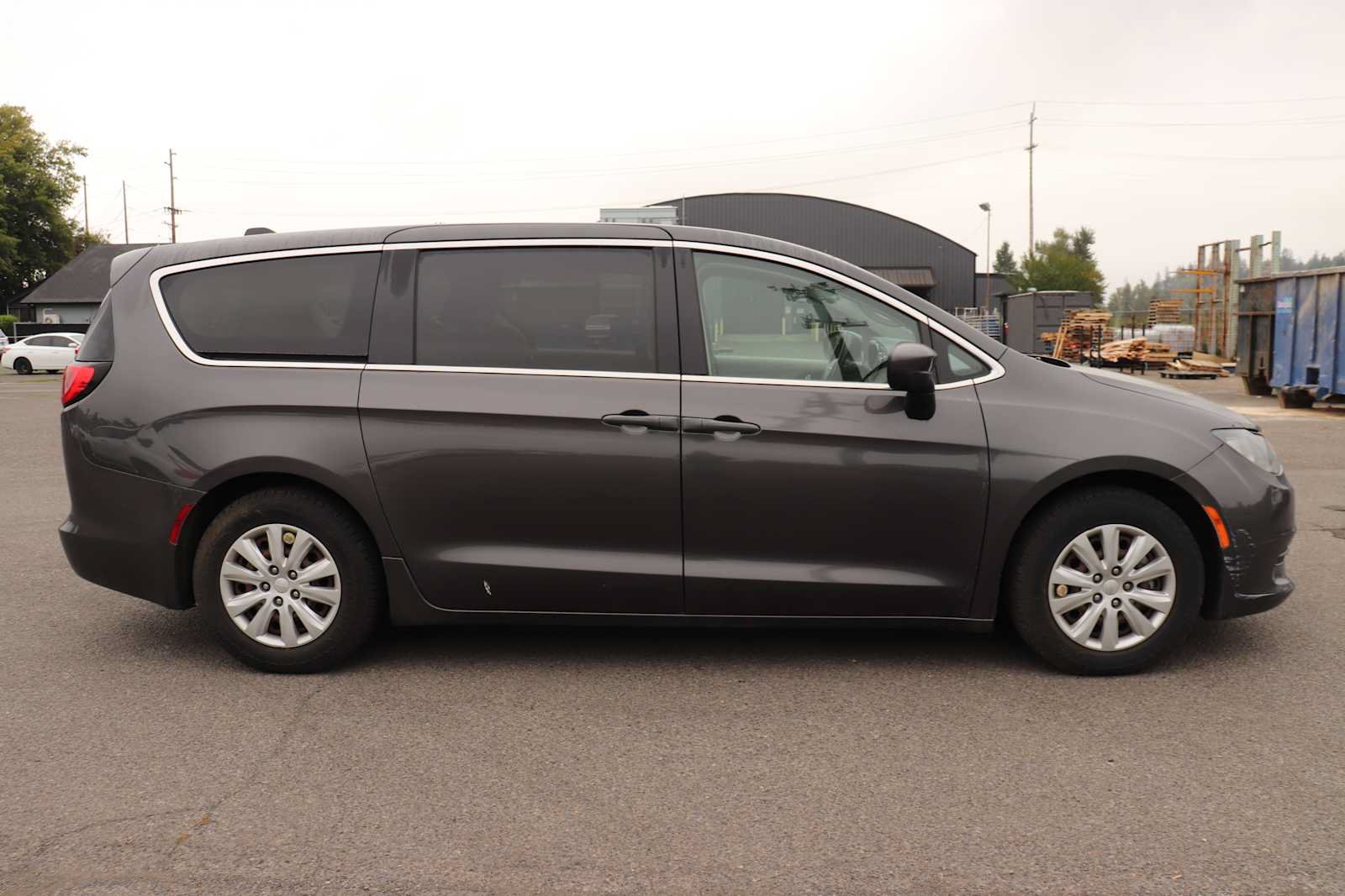 Used 2019 Chrysler Pacifica L FWD image 4