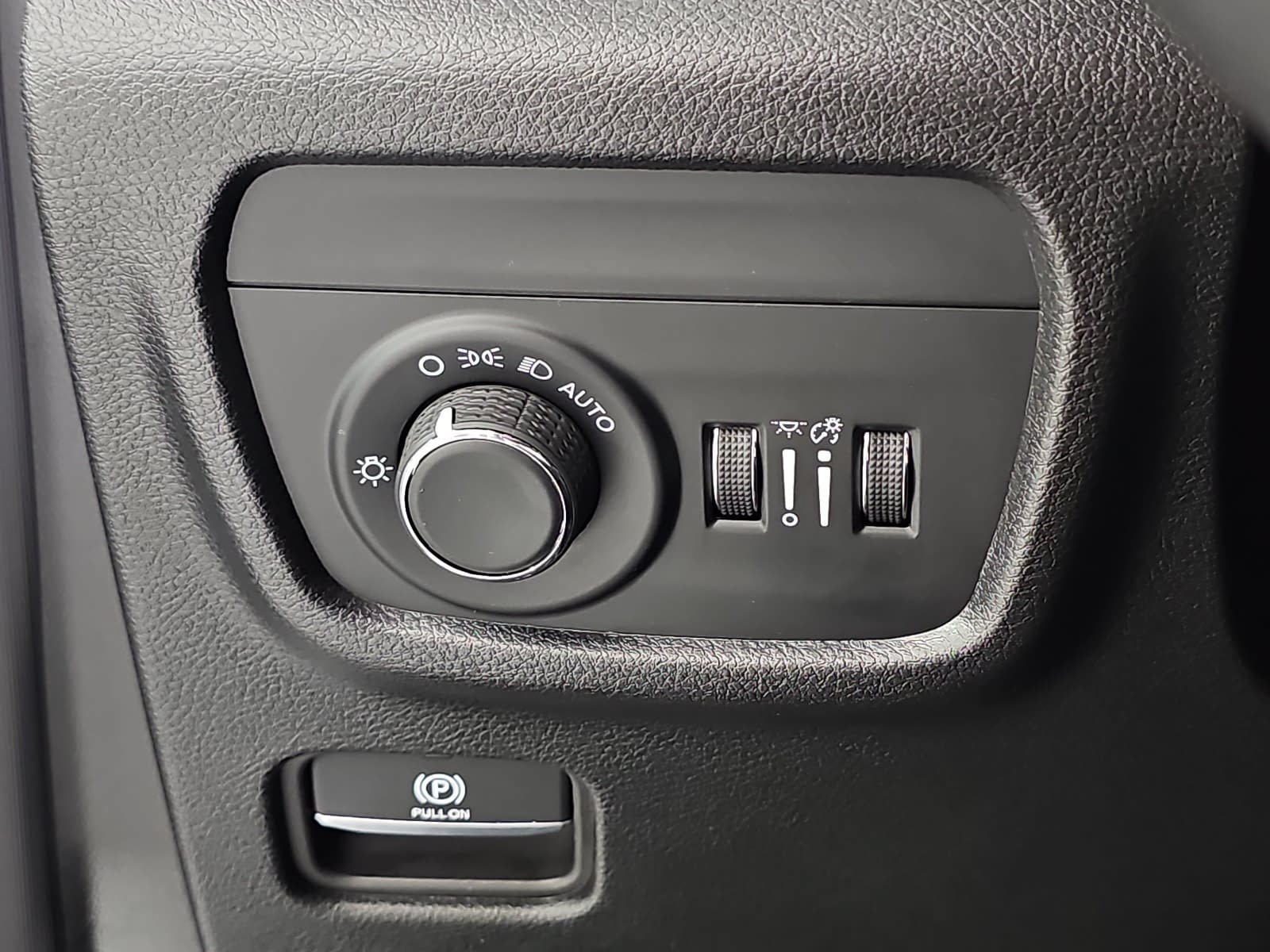 Used 2025 Jeep Grand Cherokee Laredo RWD image 24