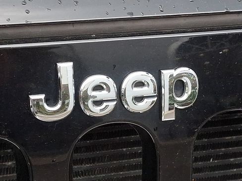Used 2012 Jeep Wrangler Unlimited Sahara w/ Dual Top Group AWD/4WD image 10