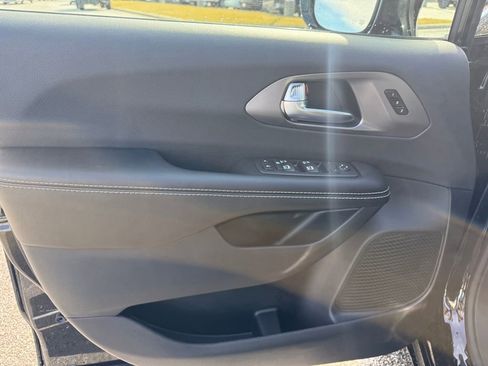 New 2026 Chrysler Pacifica Select w/ S Appearance Package image 10