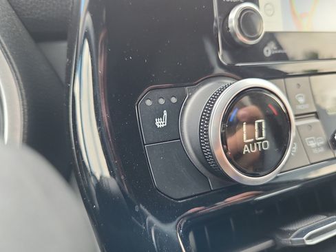 Used 2022 Toyota Highlander XLE AWD/4WD image 31