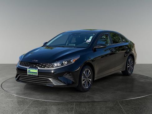 Used 2024 Kia Forte LXS w/ LXS Technology Package FWD image 4
