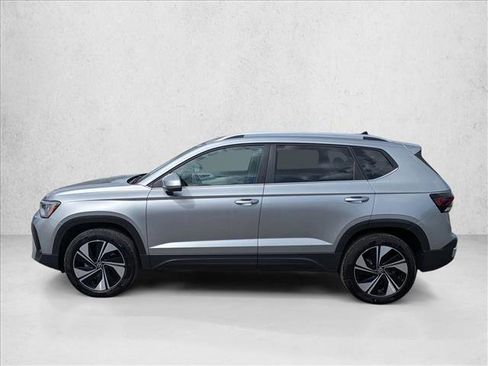 Used 2025 Volkswagen Taos SE image 9