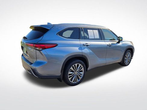 Used 2022 Toyota Highlander Platinum AWD/4WD image 3