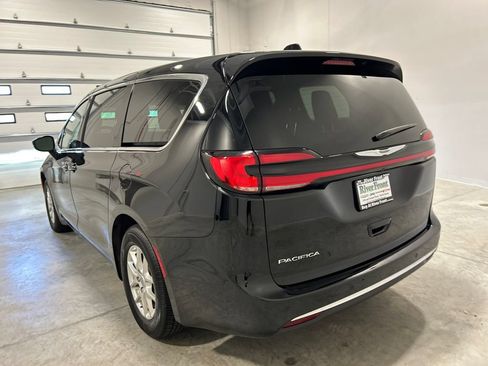 Used 2025 Chrysler Pacifica Select FWD image 8