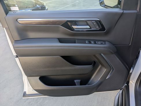 New 2026 Chevrolet Suburban LS image 7