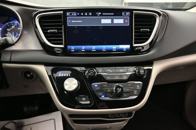 Used 2024 Chrysler Pacifica Touring-L FWD image 10