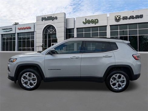 Certified 2025 Jeep Compass Latitude image 6