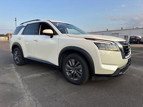 Used 2024 Nissan Pathfinder SV AWD/4WD image 9