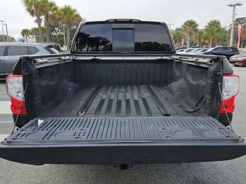 Used 2019 Nissan Titan SV w/ SV Convenience Package image 6