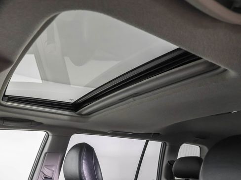 Used 2012 Toyota Highlander SE w/ Tow Pkg image 10