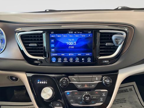Used 2017 Chrysler Pacifica Touring-L FWD image 25