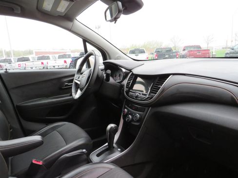 Used 2018 Chevrolet Trax LT w/ LT Convenience Package image 12