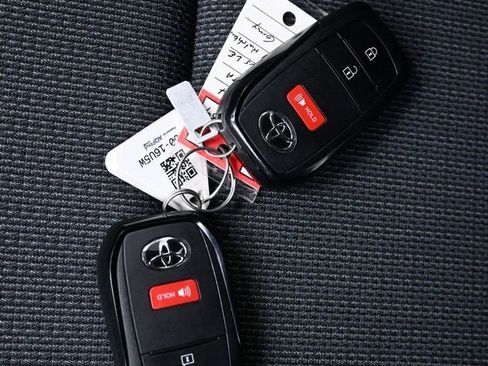 Used 2024 Toyota Prius LE image 28