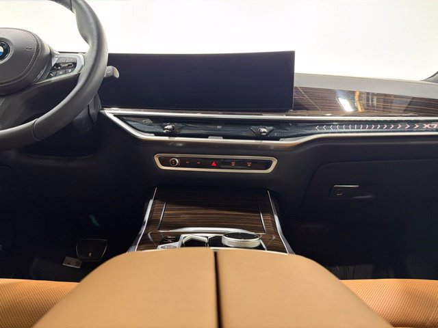 Used 2026 BMW X7 xDrive40i w/ M Sport Package AWD/4WD image 39