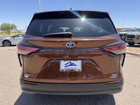 Used 2021 Toyota Sienna XLE FWD image 5
