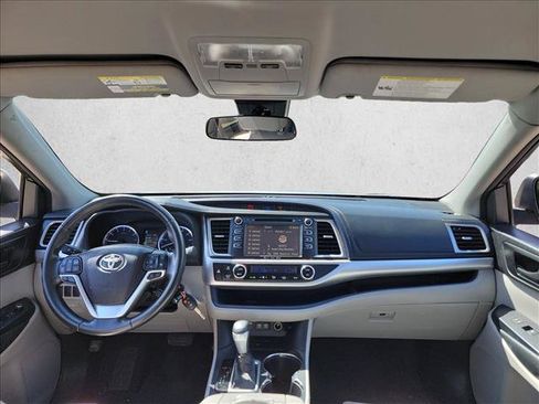 Used 2017 Toyota Highlander Plus FWD image 15