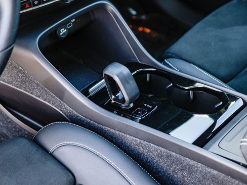 Used 2023 Volvo XC40 Recharge Plus image 21