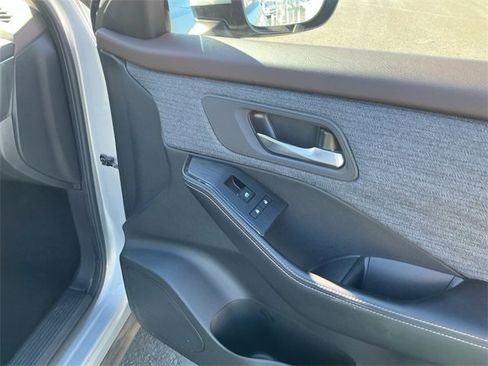 Used 2021 Nissan Rogue SV image 23