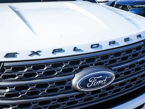 Used 2022 Ford Explorer XLT w/ Equipment Group 202A image 18