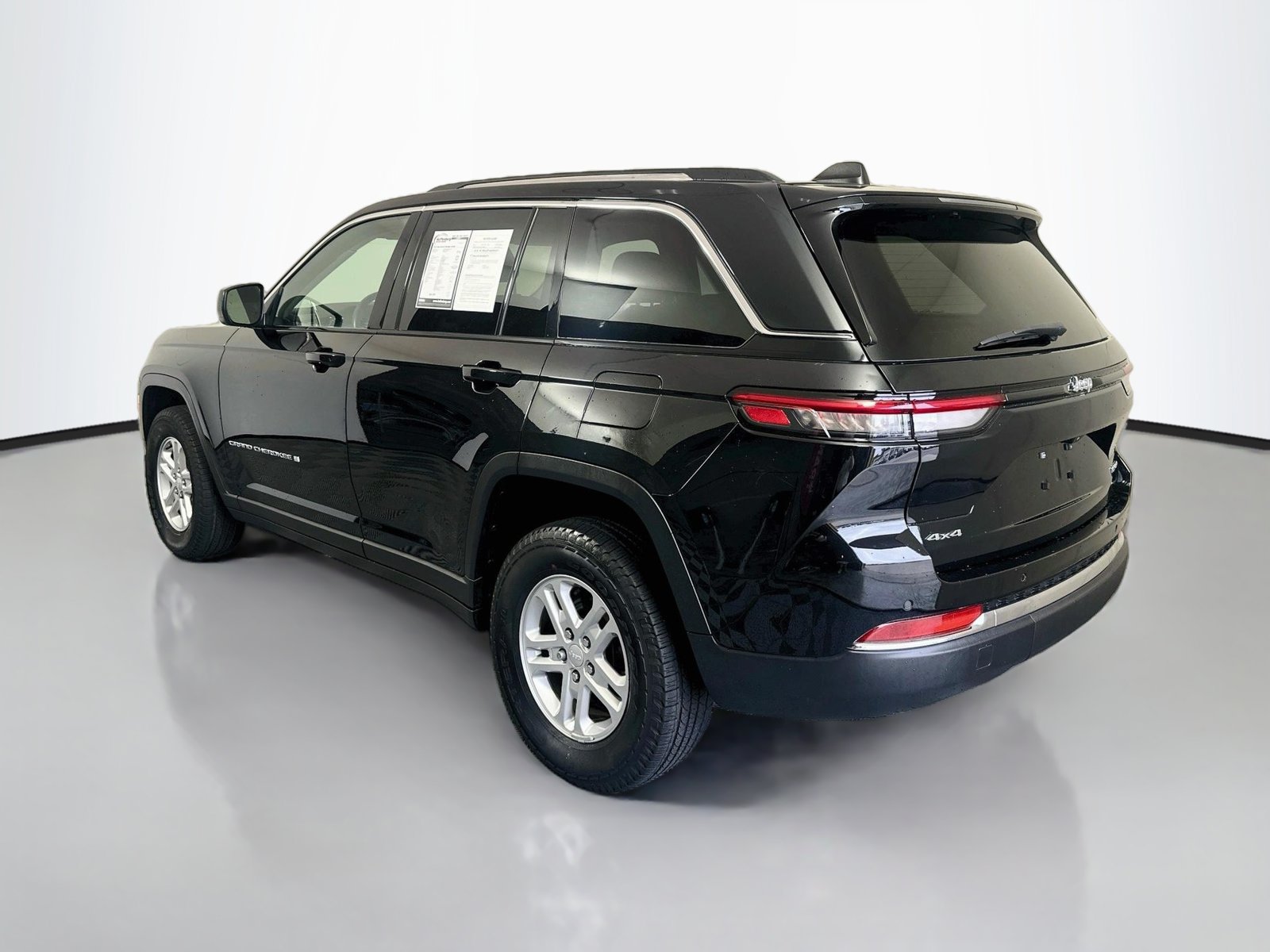 Used 2023 Jeep Grand Cherokee Laredo AWD/4WD image 5