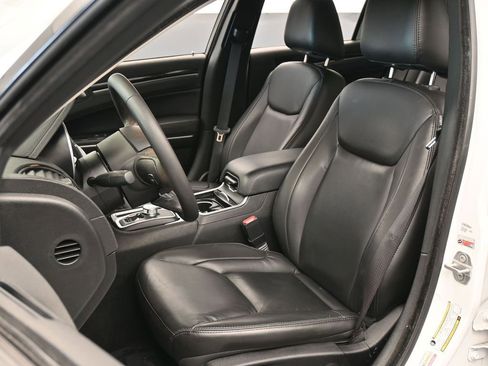 Used 2023 Chrysler 300 Touring L image 10