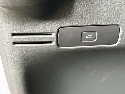 Used 2025 Volvo XC40 B5 Plus w/ Climate Package image 10