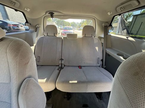 Used 2016 Toyota Sienna LE image 28