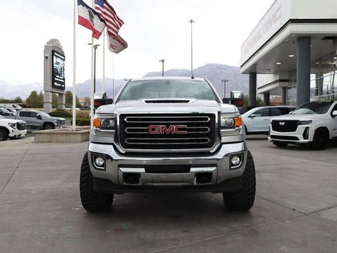 Used 2018 GMC Sierra 2500 SLT w/ Suspension Package, Off-Road AWD/4WD image 9