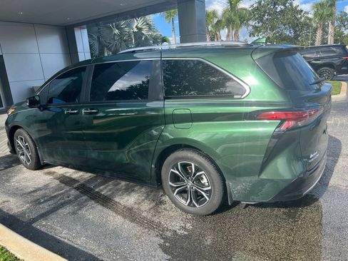 Used 2025 Toyota Sienna Platinum AWD/4WD image 4