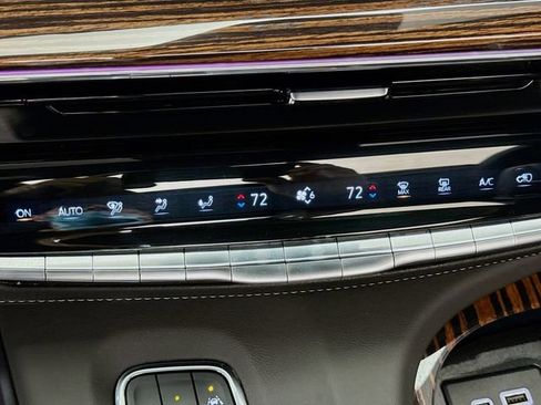 Used 2023 Cadillac Escalade Premium Luxury image 18