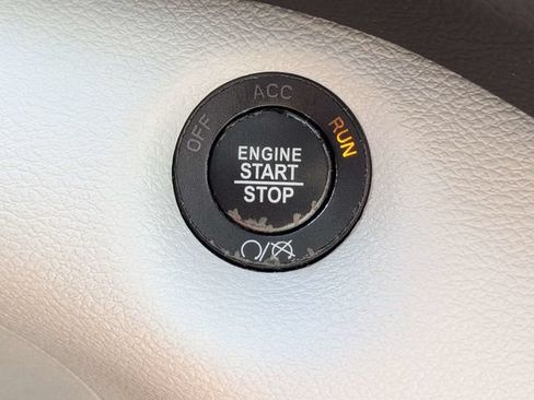 Used 2019 Jeep Cherokee Limited w/ Technology Group FWD image 33