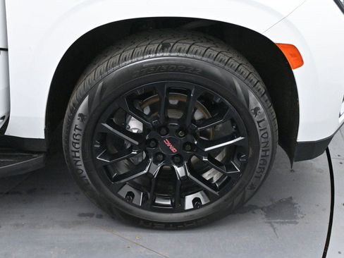 Used 2023 GMC Yukon SLT w/ SLT Premium Package image 35