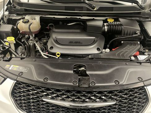 Used 2022 Chrysler Pacifica Touring-L FWD image 22