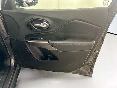 Used 2019 Jeep Cherokee Limited AWD/4WD image 31