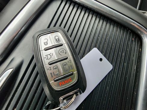 Used 2023 Chrysler Pacifica Touring-L image 31