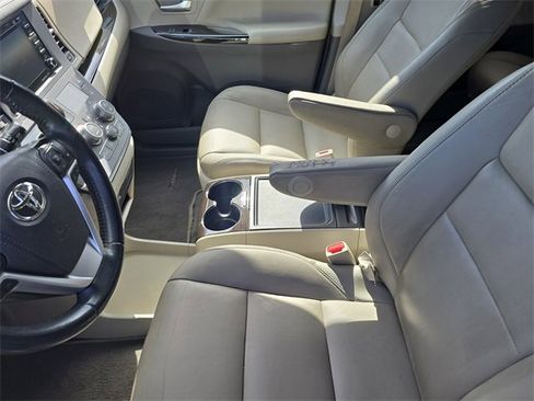 Used 2019 Toyota Sienna XLE image 14