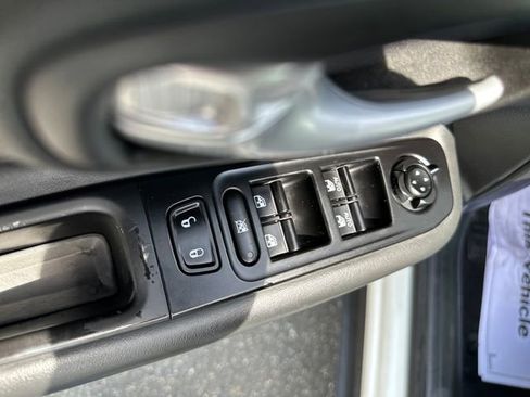 Used 2023 Jeep Renegade Latitude AWD/4WD image 11