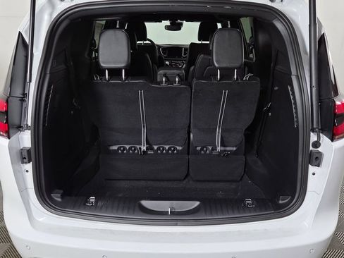 New 2025 Chrysler Pacifica Select w/ Fav Edition Package FWD image 9