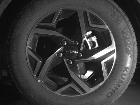 Used 2025 Kia Sportage LX image 13