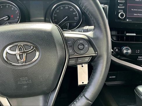 Used 2022 Toyota Camry SE image 11