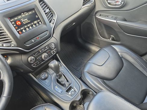 Used 2020 Jeep Cherokee Latitude Plus w/ Cold Weather Group AWD/4WD image 23