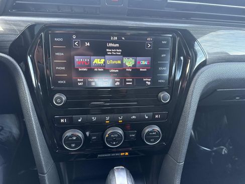 Certified 2022 Volkswagen Passat 2.0T R-Line image 23